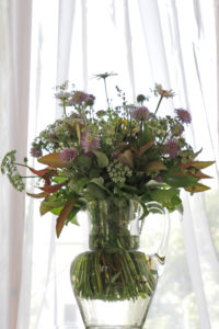 Wiesenblumenstrauß 'impressionistisch' vor Fensterarrangement Wiesenblumenstrauß 'impressionistisch' vor Fensterarrangement